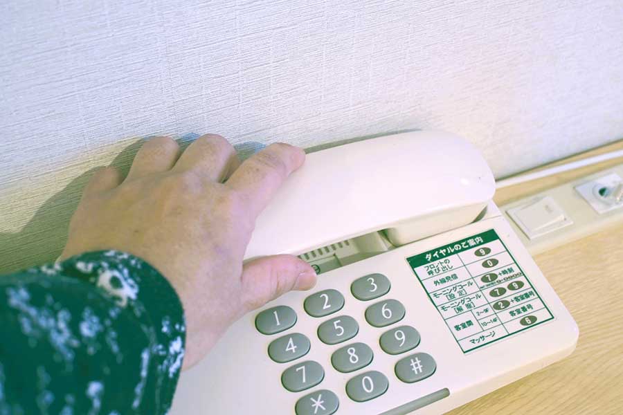 備品を壊してしまったら、部屋にある電話でフロントに連絡を（写真はイメージ）【写真：写真AC】