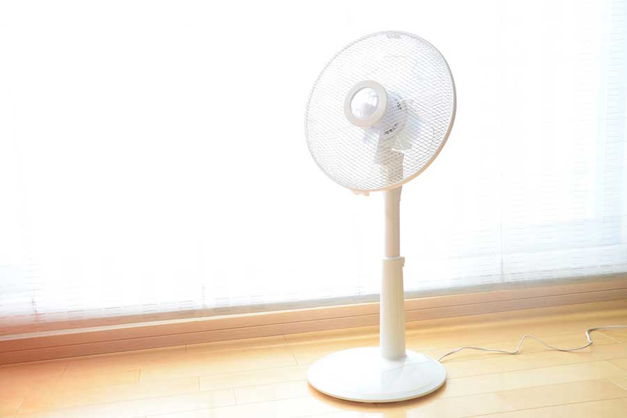 扇風機は、掃除機がけや拭き掃除など、さまざまな場面で役立つ（写真はイメージ）【写真：PIXTA】