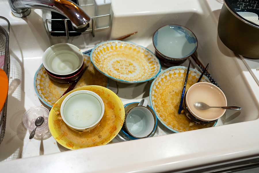 汚れた食器を長時間放置しているとゴキブリ増殖の原因に（写真はイメージ）【写真：PIXTA】