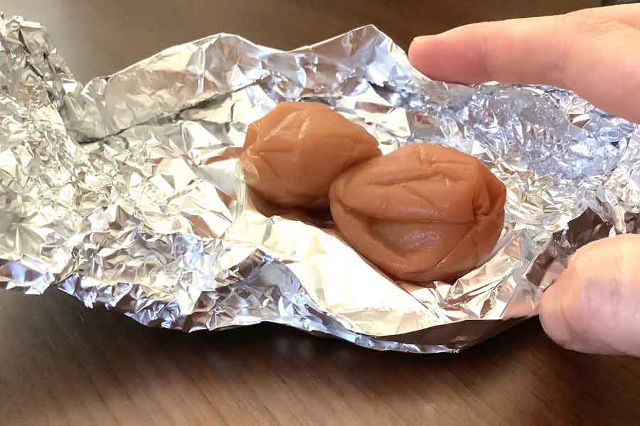 梅干しをアルミホイルに包んで保存するのは適さない【写真：Hint-pot編集部】