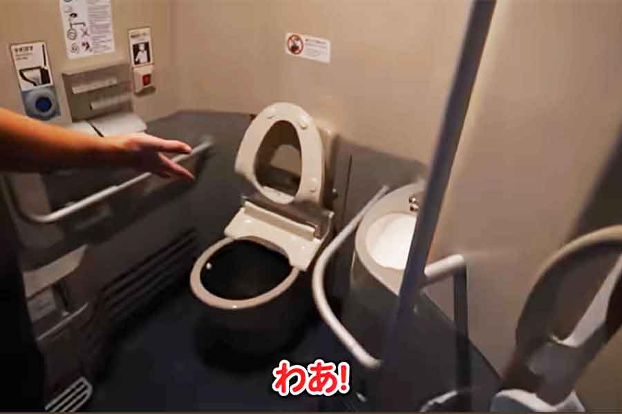 トイレの便座がボタンひとつで開閉することに驚き（スクリーンショット）