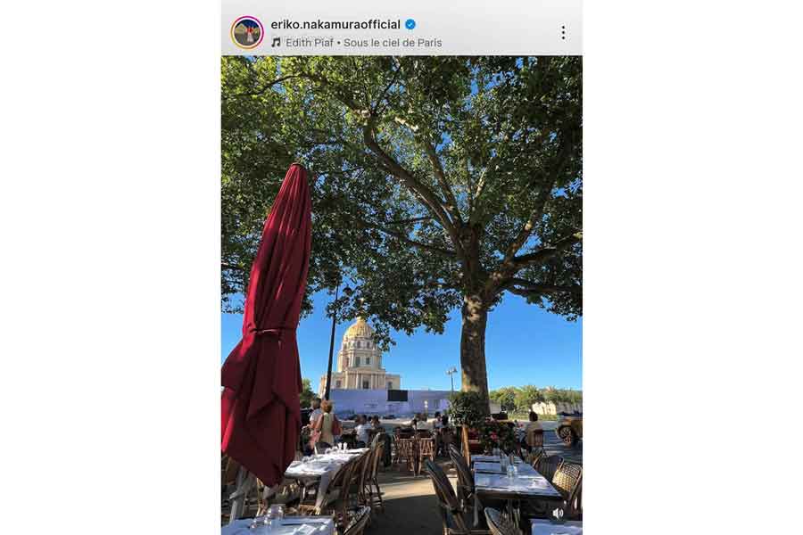 パリのオテル・デ・ザンヴァリッド（アンヴァリッド廃兵院）を望むテラスで、「水泳母の会」を満喫した中村江里子さん（スクリーンショット）