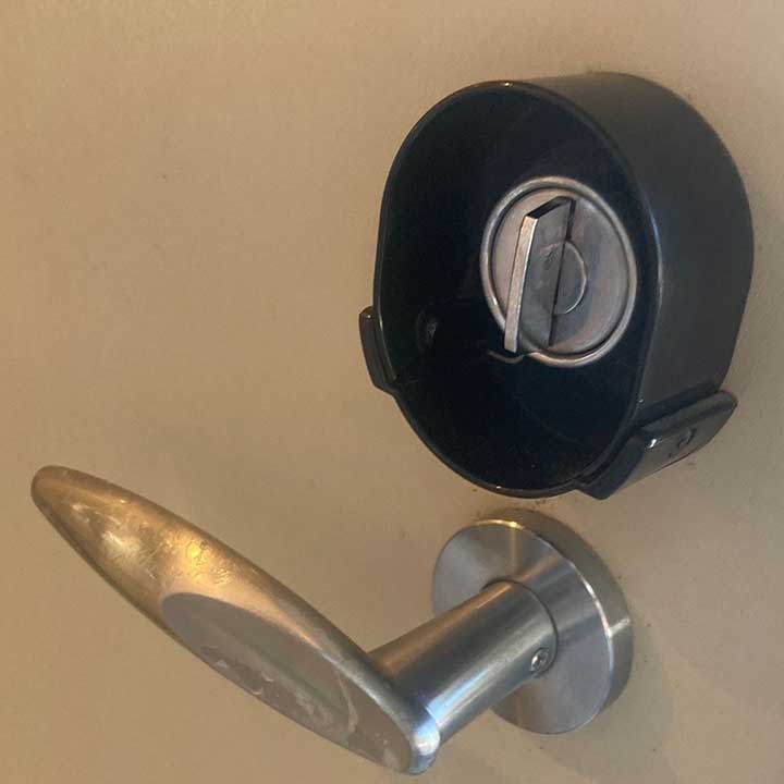 100円ショップなどで簡単に手に入るサムターンカバー（写真はイメージ）【写真：PIXTA】