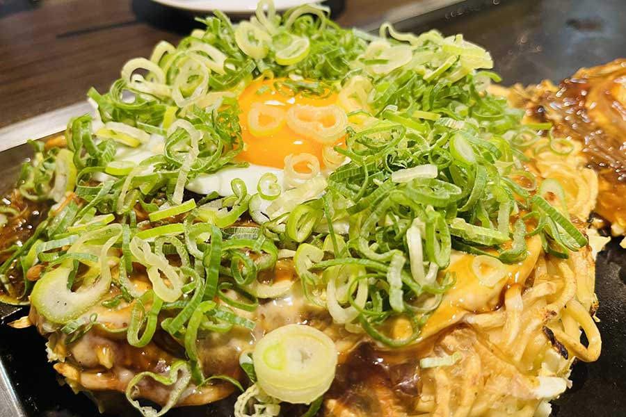 麺やキャベツが入った、ボリュームたっぷりのお好み焼き（写真はイメージ）【写真：写真AC】