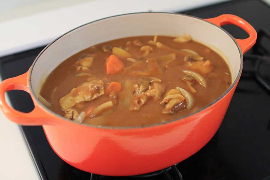 カレーやシチューなど粘度の高い料理は、加熱ムラが出やすい（写真はイメージ）【写真：写真AC】