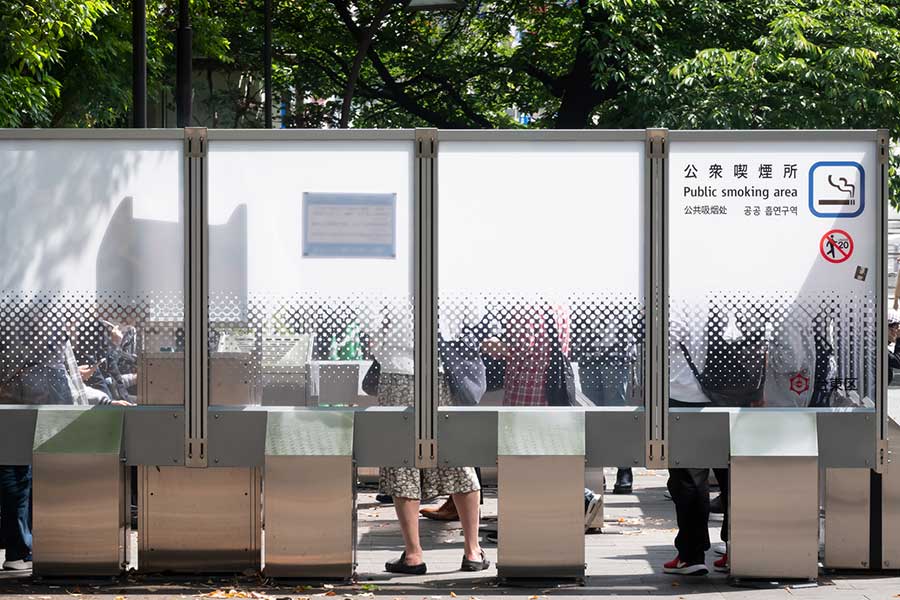 炎天下でも日差しを遮る屋根がない、屋外の喫煙所（写真はイメージ）【写真：PIXTA】