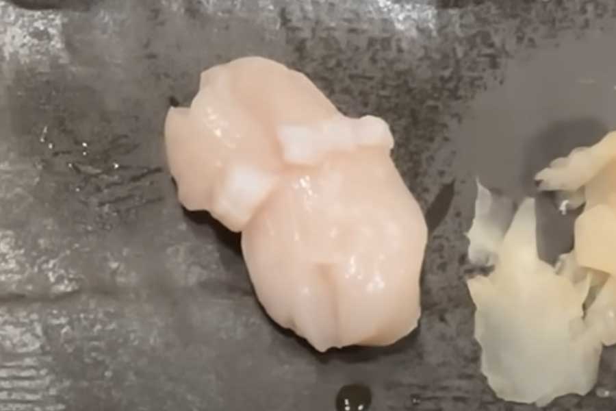 「ヤバッ！　すごく新鮮！」「すごく味がしっかりしている！」と大絶賛したホタテの握り（スクリーンショット）