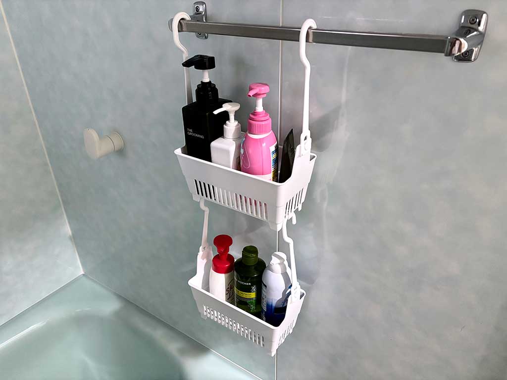 浴室用のラックは、ヘア用品や入浴剤、おもちゃ入れとしても良い【写真:伊藤まき】