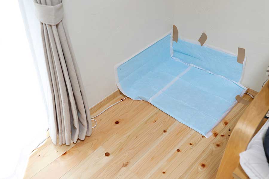 足を上げてするわんちゃんのために、壁にペットシーツを貼る飼い主さんも（写真はイメージ）【写真：PIXTA】