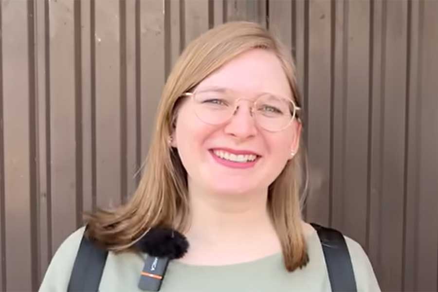 ラーメン店へ案内するドイツ人YouTuberのレナさん（スクリーンショット）