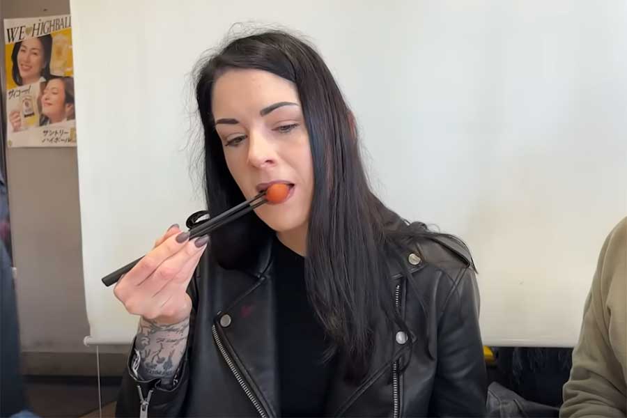 レナさんにすすめられ、梅干しにチャレンジしたフェリさん（スクリーンショット）