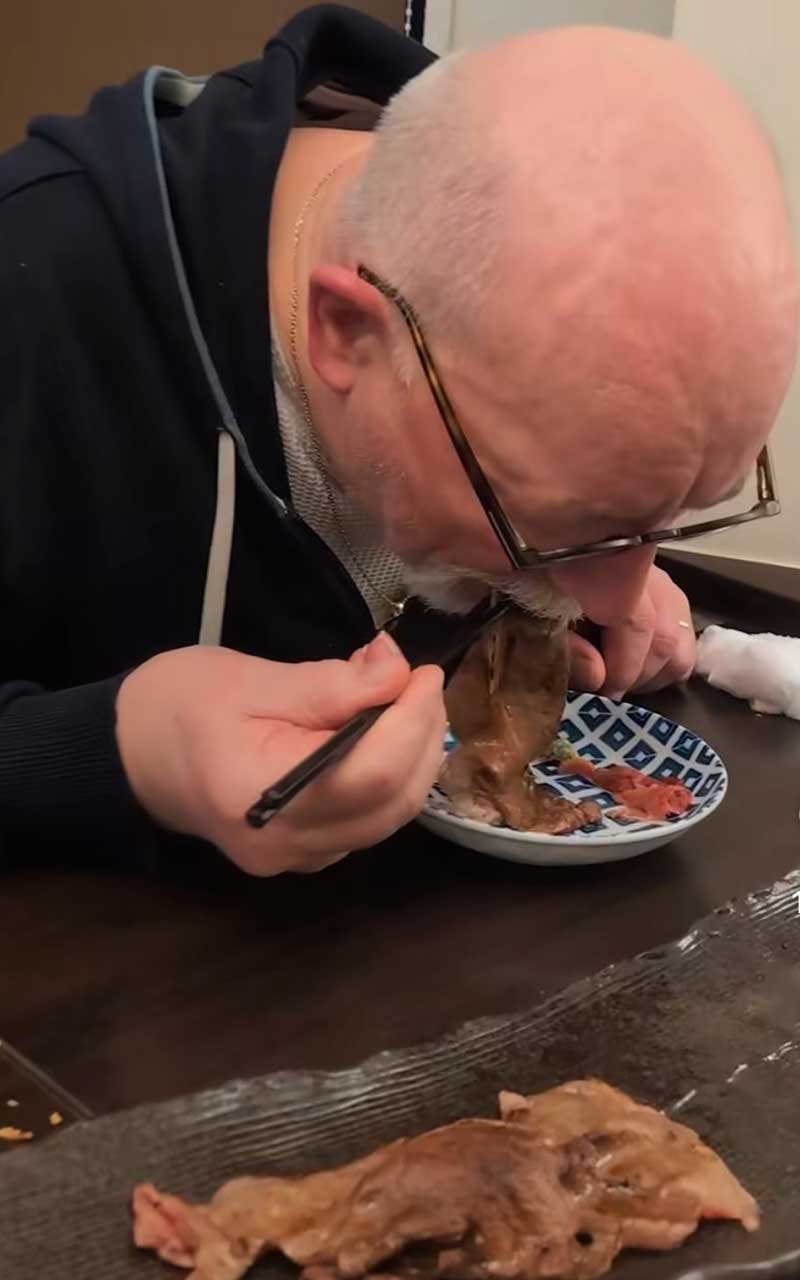 オレリアンさんのお父さんは、初めて食べる肉寿司に夢中（スクリーンショット）
