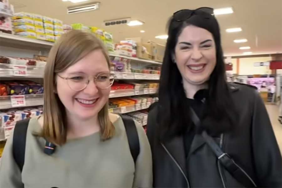 日本のスーパーにやってきた(左から)レナさんとフェリさん(スクリーンショット)