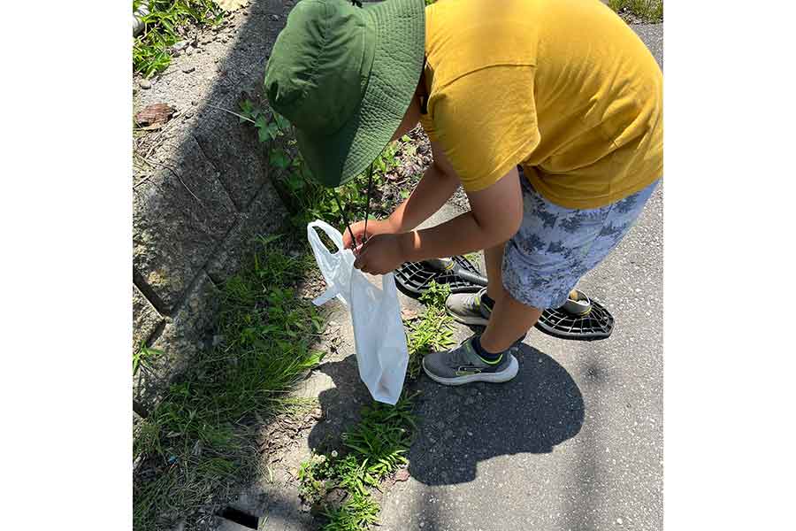 日頃からゴミ拾いにも熱心だという8歳の小学生【写真提供：エビふらい（@03021113）さん】