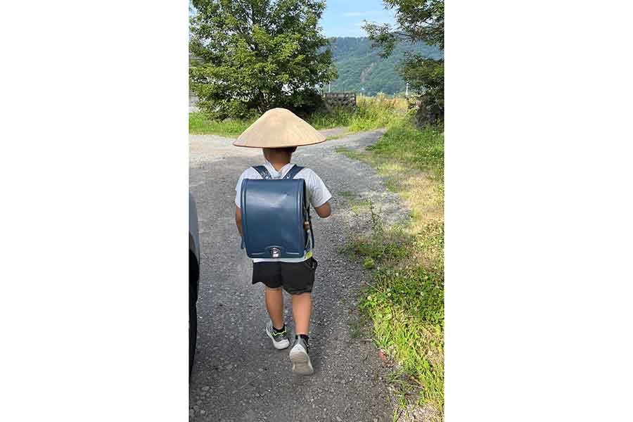 竹笠をかぶって登校する次男【写真提供：エビふらい（@03021113）さん】