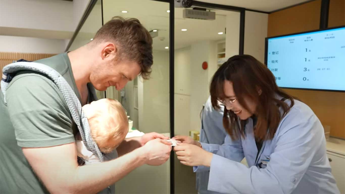 名刺を受け取ったジェイソンさん（スクリーンショット）