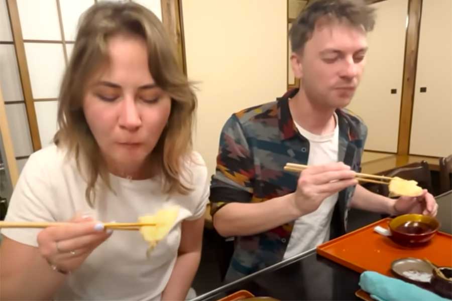 上手に箸を使って食べたドイツ人の（左から）ジェシカさんとマーヴィンさん（スクリーンショット）