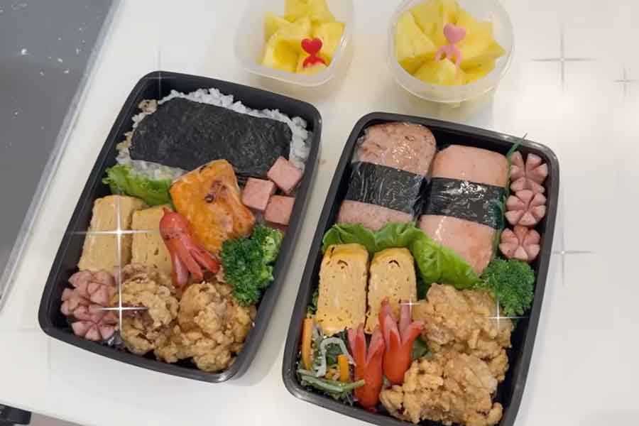 青空くんの海苔弁当（左）と、昊空くんのスパムおにぎり弁当（スクリーンショット）
