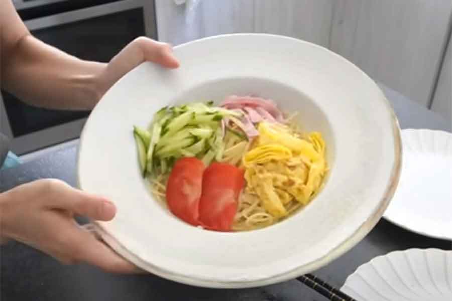 さわさんが作った冷やし中華に、夫のエルワンさんは感激（スクリーンショット）