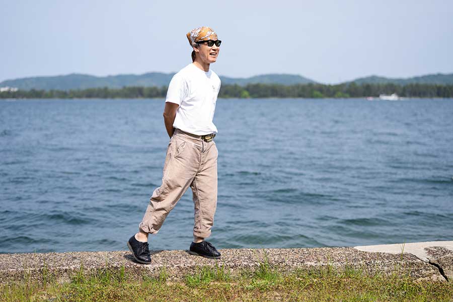 日本での住まい、古民家の前には天橋立が広がる【写真：荒川祐史】