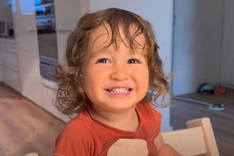 おいしい日本食に大喜びのソノくん(スクリーンショット)