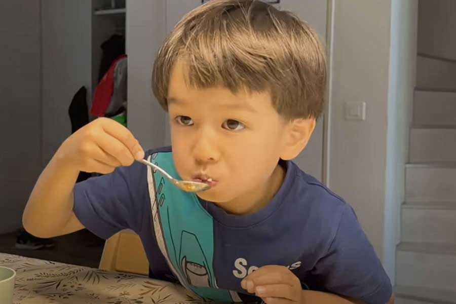 納豆キムチごはんをおかわりするミオくん(スクリーンショット)