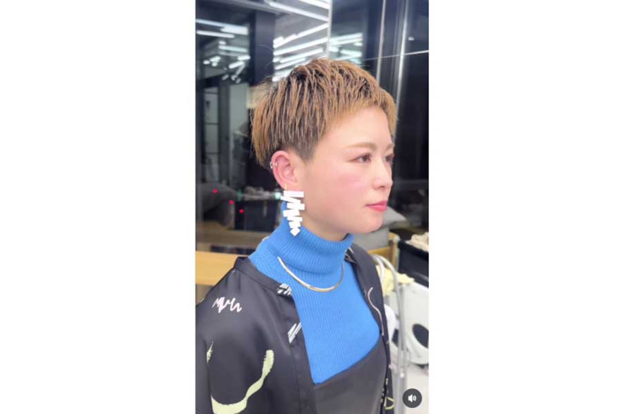 ベリーショートに大変身した女性(スクリーンショット)