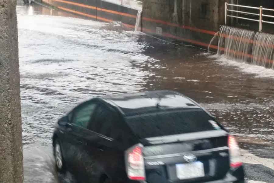 アンダーパスに進入すると車体が浮き上がり、流される危険も（写真はイメージ）【写真：写真AC】