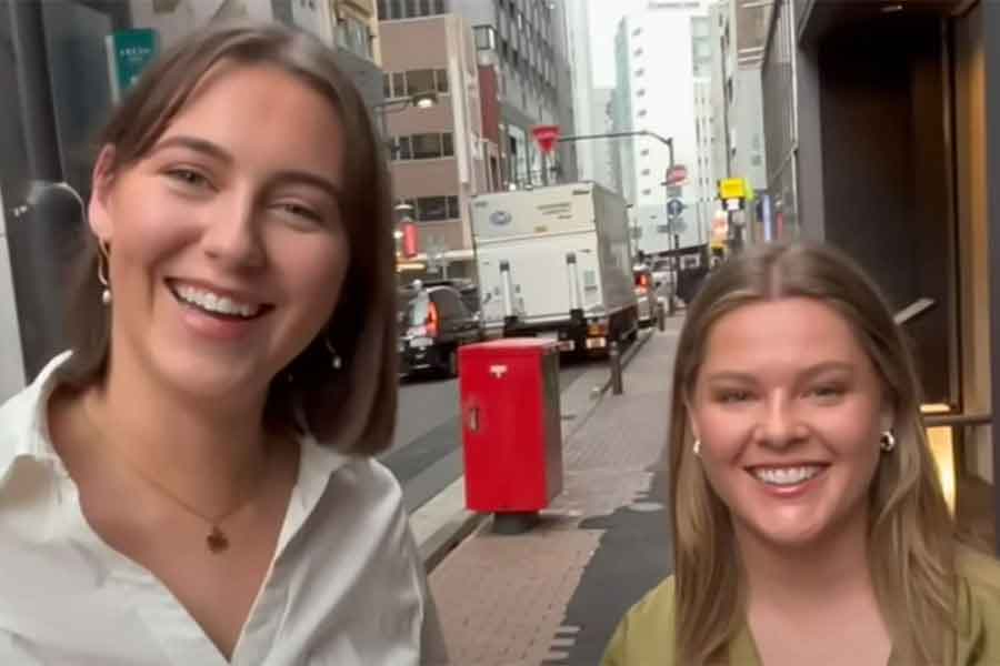 オーストラリアからやってきた、（左から）アイルランド人のローラさんとイギリス人のリディアさん（スクリーンショット）