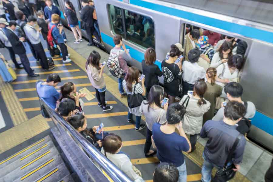 混雑していても、整列して電車に乗る日本の駅の光景（写真はイメージ）【写真：写真AC】
