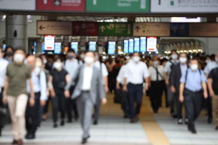 スーツやジャケットなどフォーマルな格好をしている人が多いことに驚き（写真はイメージ）【写真：PIXTA】