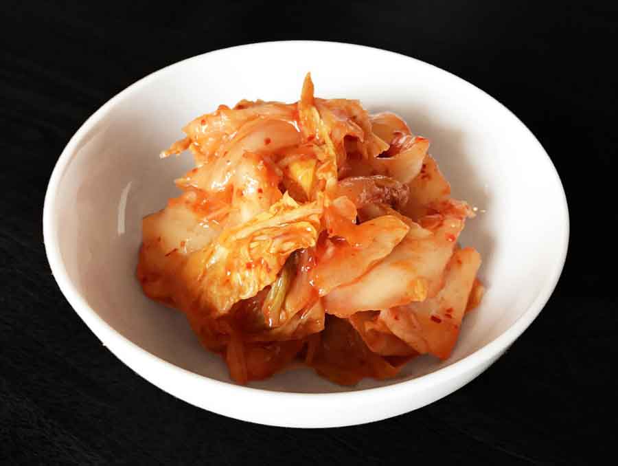 キムチは乳酸菌や食物繊維を含むため、納豆とのダブル効果で腸内環境を整える効果も【写真；写真AC】