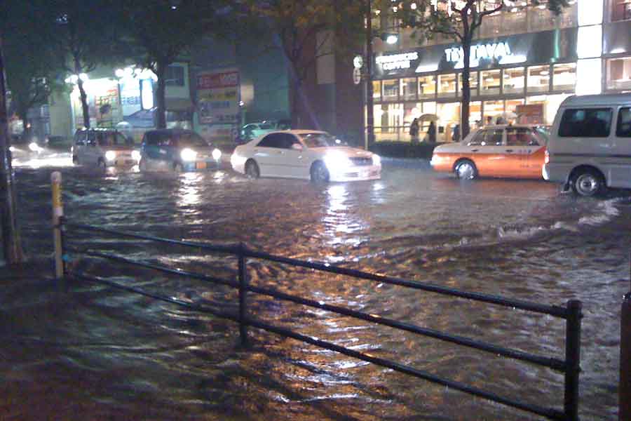 外出時に急な豪雨に見舞われる可能性も（写真はイメージ）【写真：写真AC】