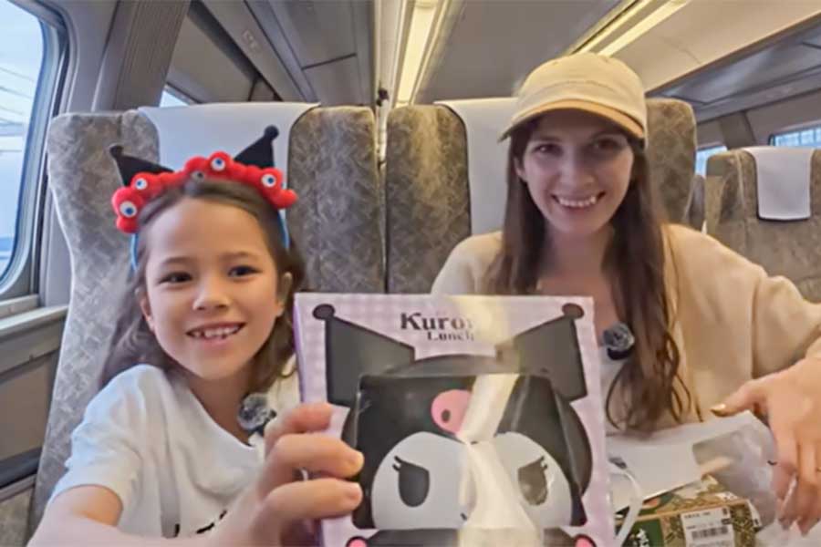 クロミ弁当を買ってもらい、笑顔を見せるティナちゃん（スクリーンショット）