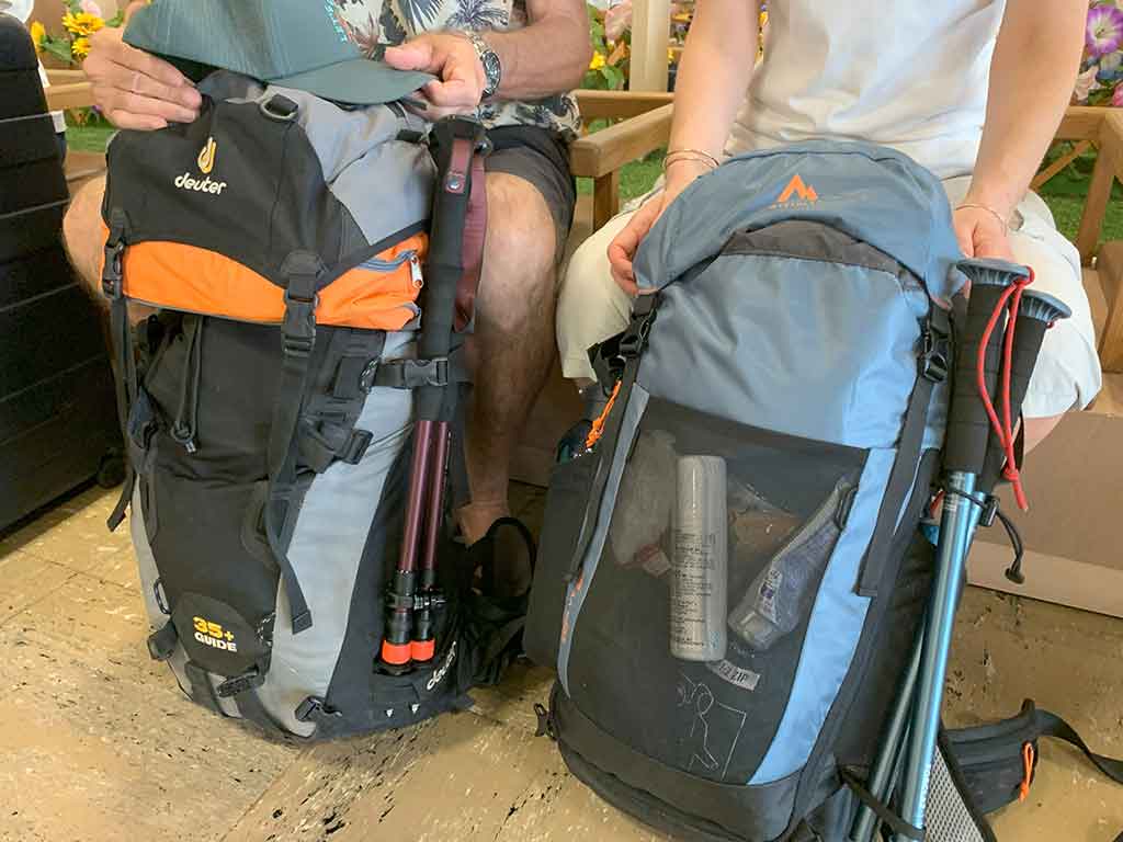 フランス人夫妻が準備した、富士登山の荷物【写真：Hint-Pot編集部】