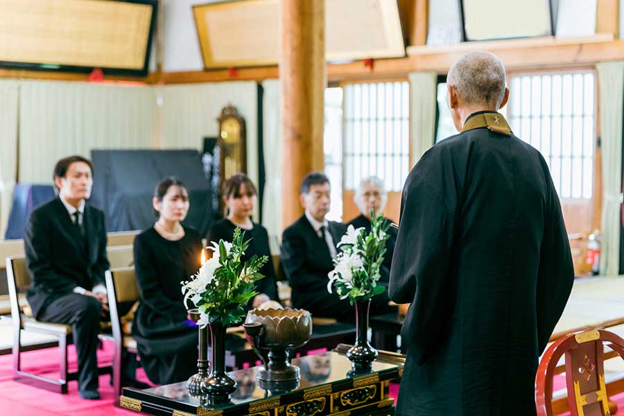 葬式の場では、故人や遺族へ敬意を払う行動が大切（写真はイメージ）【写真：PIXTA】