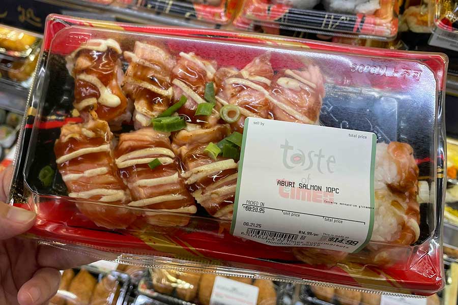 ロコ（地元民）に大人気のあぶりサーモンは、10貫14.99ドル（約2200円）。味付けがこってりしすぎて、日本人の口には合わない【写真：i-know】