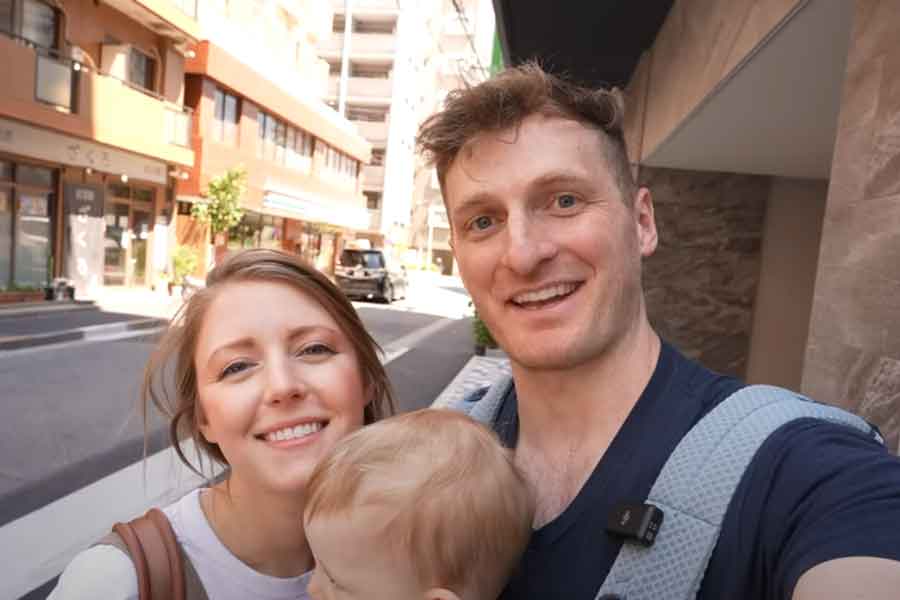 アメリカ人のジェイソンさん（右）と妻のリネルさん（スクリーンショット）