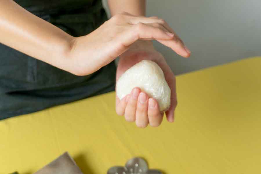 シンプルながら、昼ごはんや軽食などで大活躍のおにぎり（写真はイメージ）【写真：写真AC】