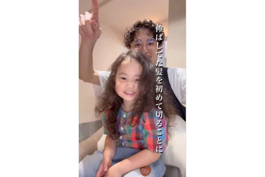 クルンクルンの毛先がかわいい女の子（スクリーンショット）