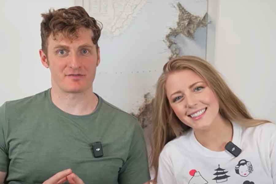 土足厳禁なことに驚いた（左から）ジェイソンさんとリネルさん（スクリーンショット）