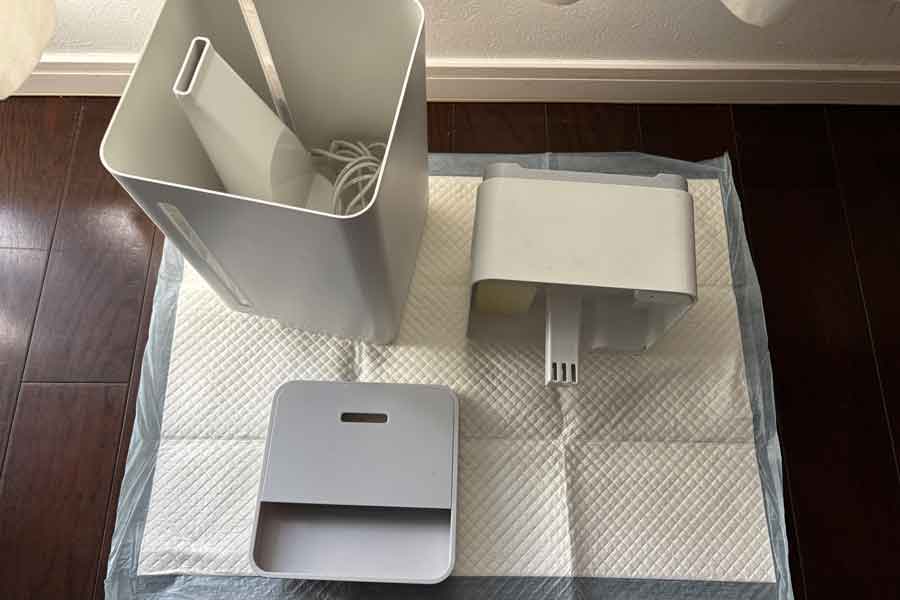 丸洗いした加湿器を窓辺で自然乾燥中【写真:伊藤まき】