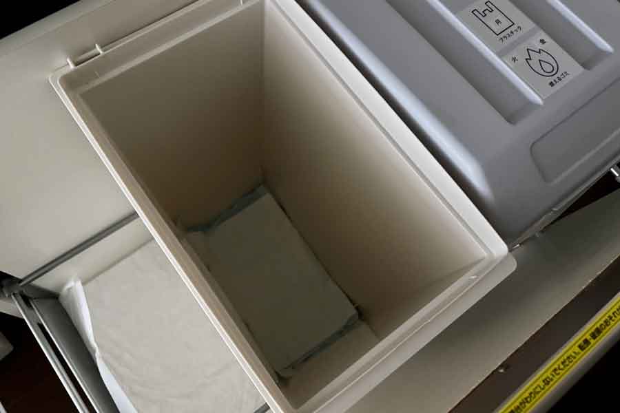 ペットシーツゴミ箱の底に敷けば、洗う頻度が減る【写真:伊藤まき】