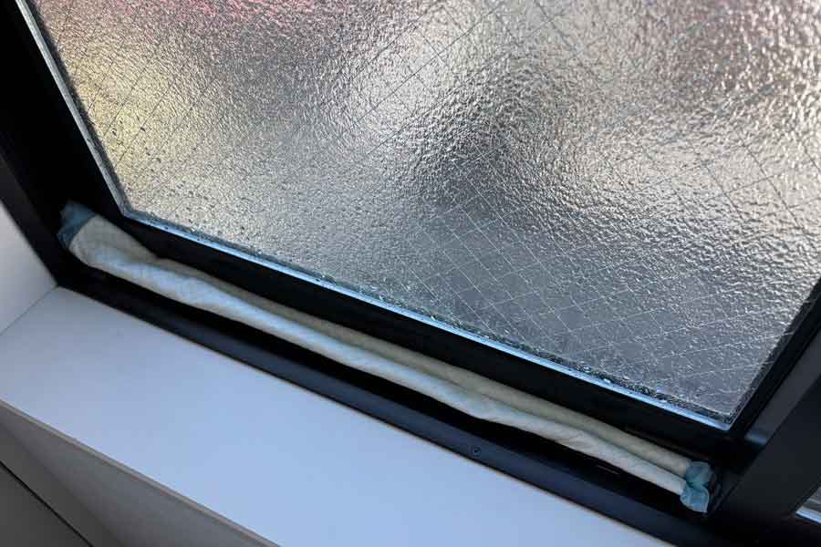 結露しやすい季節は、サッシの間に入れると水気を吸ってくれる【写真：伊藤まき】