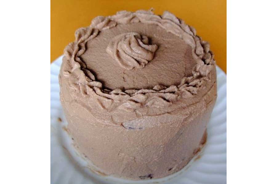 2007年、小学生の頃に作ったケーキ。ナイフでナッペをしていたため、ところどころ凹凸が…【写真提供：杏仁豆風（@sweet_s_teews）さん】