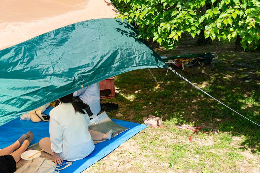 日差し対策に有効なタープ。ブルーシートで代用する方法は？（写真はイメージ）【写真：PIXTA】