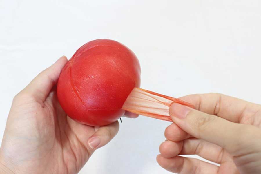 トマトは皮をむかずに食べたほうが、より多くの栄養メリットを得られる（写真はイメージ）【写真：写真AC】