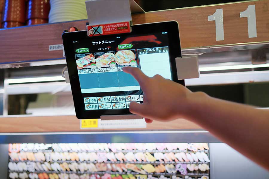 タブレットで注文することに驚き（写真はイメージ）【写真：PIXTA】