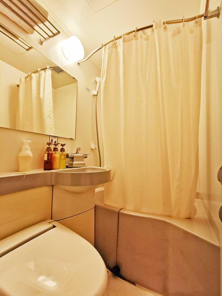 シャワーカーテンはバスタブの内側に入れて使う（写真はイメージ）【写真：写真AC】