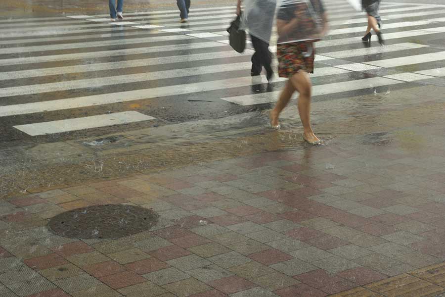 局地的に短時間で大雨を降らすゲリラ豪雨（写真はイメージ）【写真：PIXTA】